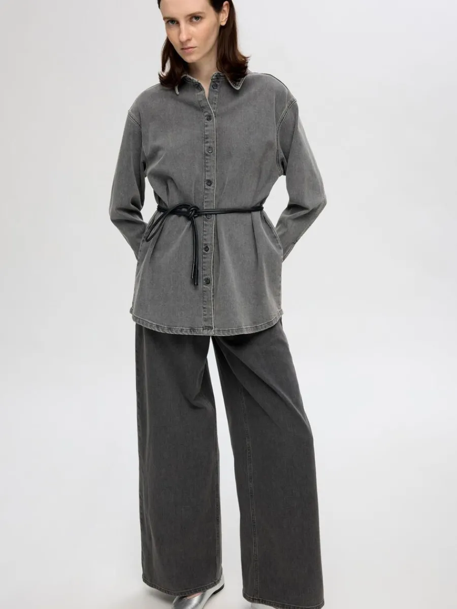 verdimensionerad_jeansskj_2-1.webp SELECTED ÖVERDIMENSIONERAD JEANSSKJORTA Grey Store