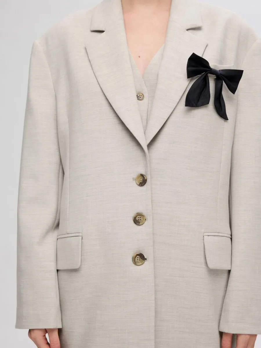 verdimensionerad_kavaj_3.webp SELECTED ÖVERDIMENSIONERAD KAVAJ Beige Sale