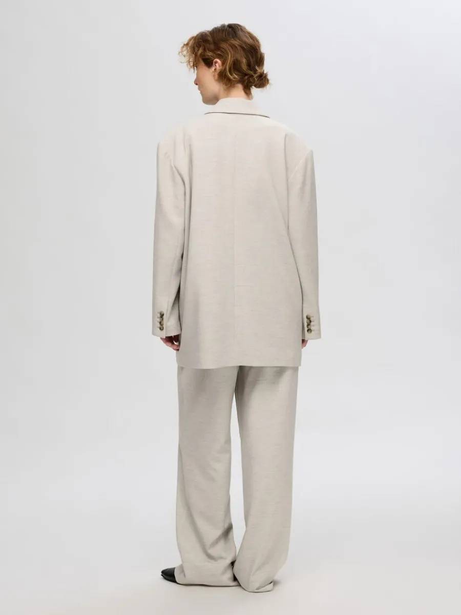 verdimensionerad_kavaj_4.webp SELECTED ÖVERDIMENSIONERAD KAVAJ Beige Sale