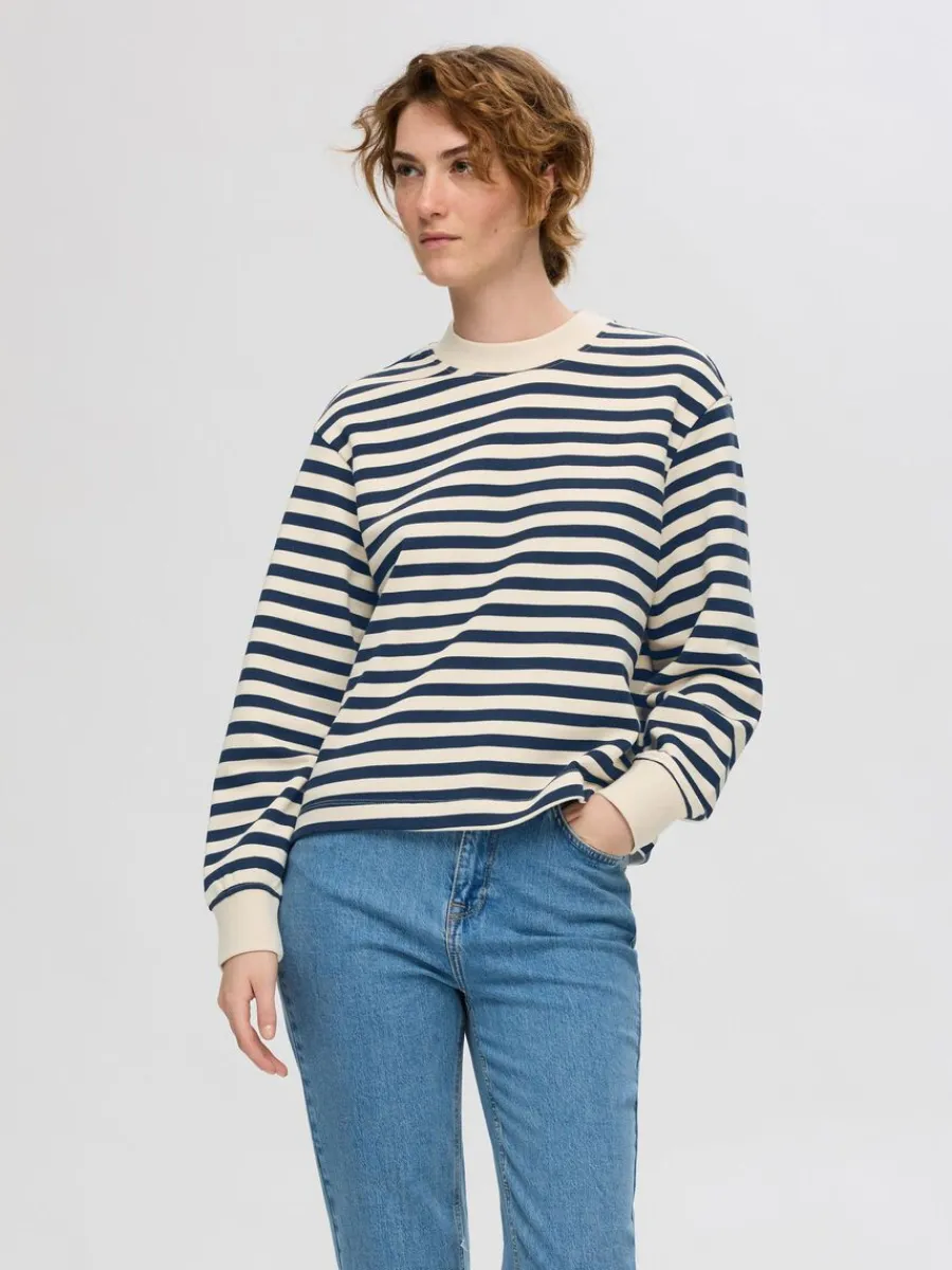 verdimensionerad_randig_s_0.webp SELECTED ÖVERDIMENSIONERAD RANDIG SWEATSHIRT Blue Shop