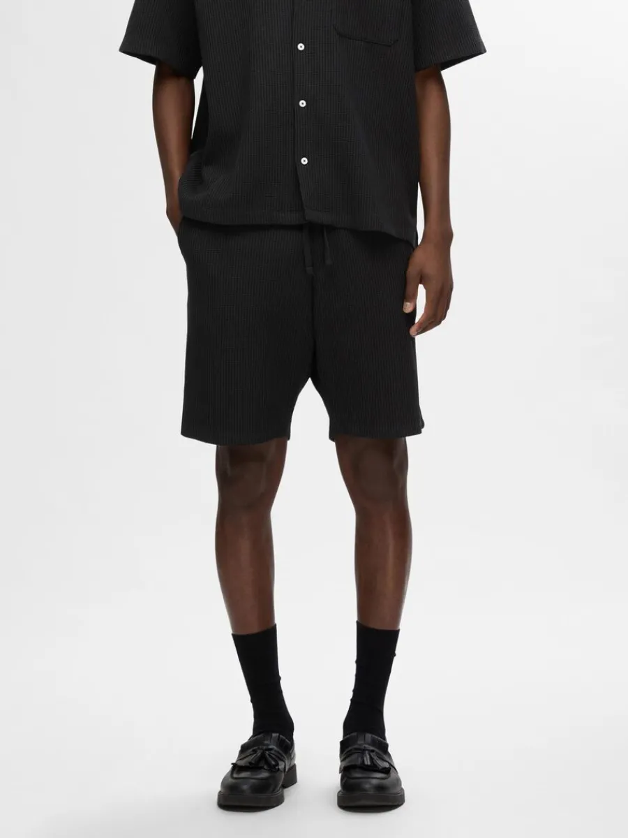 vfflad_shorts_0.webp SELECTED VÅFFLAD SHORTS Black Online
