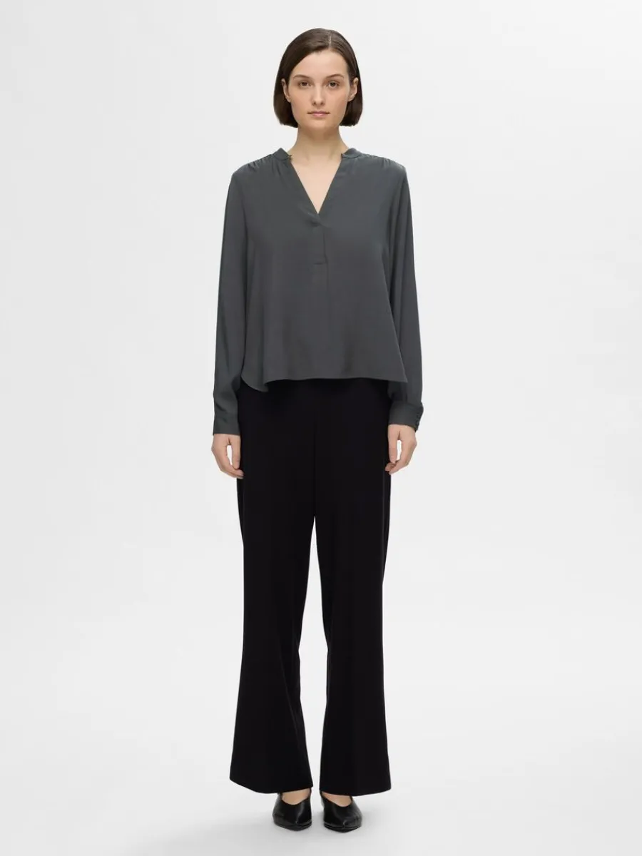 vringning_blus_1.webp SELECTED V-RINGNING BLUS Grey Sale