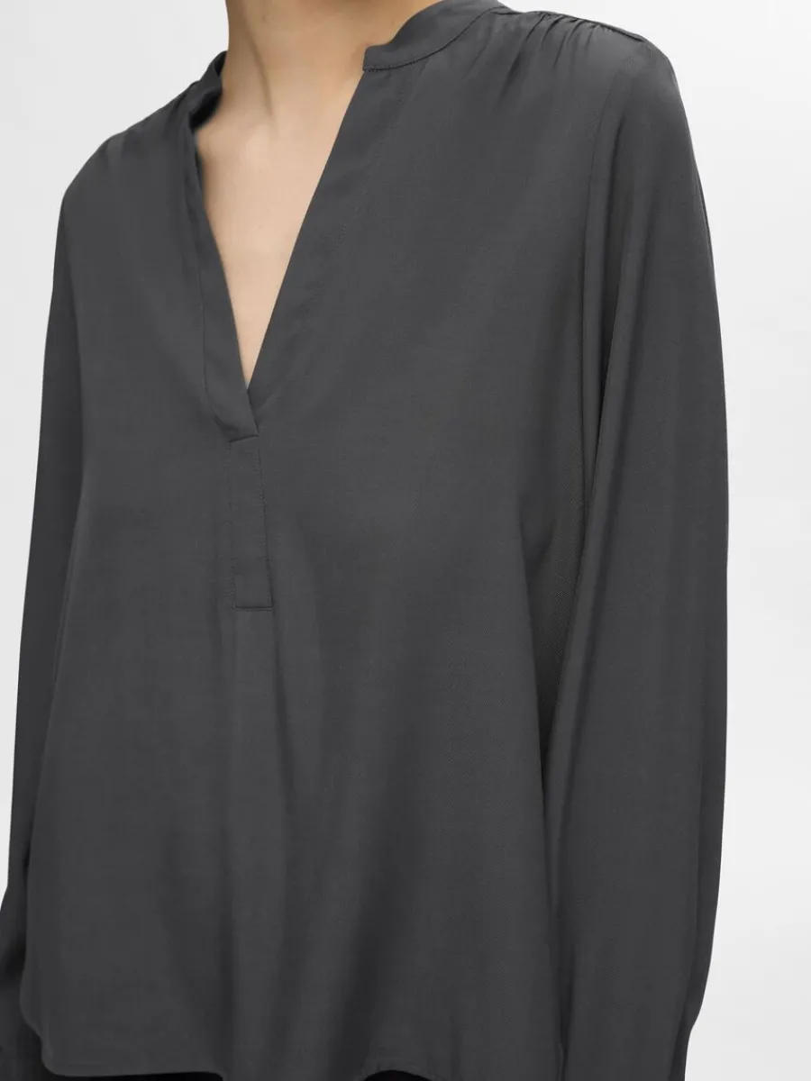 vringning_blus_3.webp SELECTED V-RINGNING BLUS Grey Sale