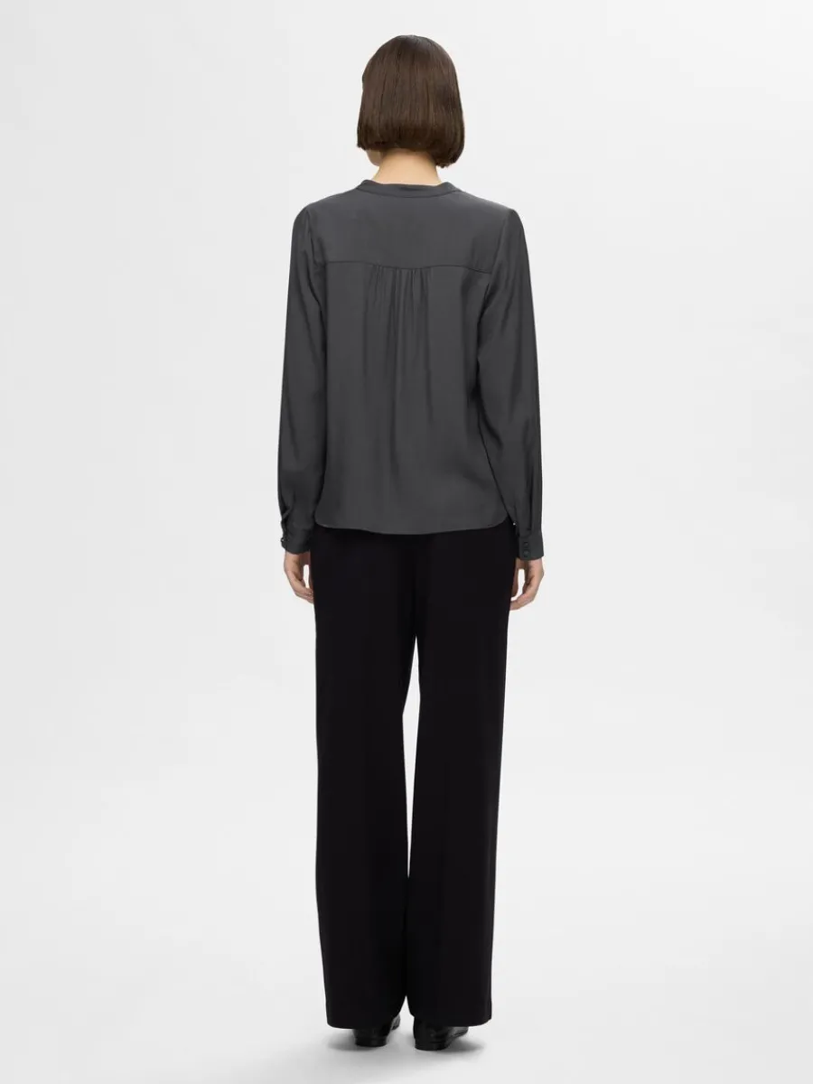 vringning_blus_4.webp SELECTED V-RINGNING BLUS Grey Sale